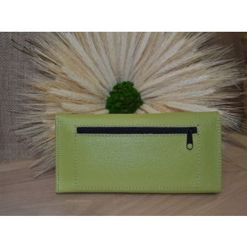 Portfel duży skórzany jasno zielony z kwiatowym kolorowym haftem .